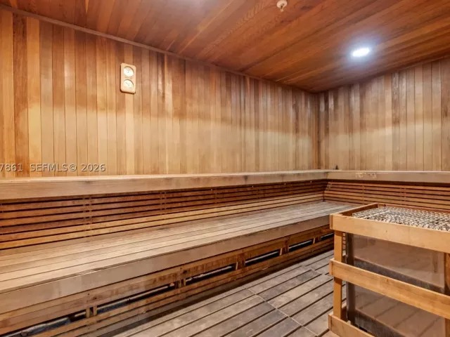 2-bedroom condo for sale in Hollywood - 3000 S Ocean Dr 1122 - MondialRealty