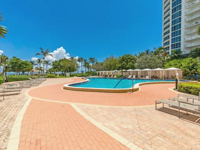 2-bedroom condo for sale in Hollywood - 3000 S Ocean Dr 1122 - MondialRealty