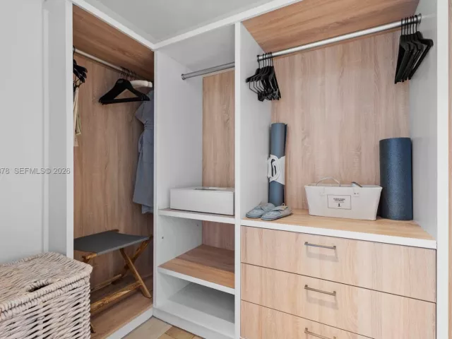 3-bedroom condo for sale in Miami Beach - 102 24th St PH-1703 - MondialRealty