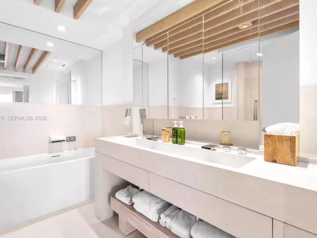 3-bedroom condo for sale in Miami Beach - 102 24th St PH-1703 - MondialRealty