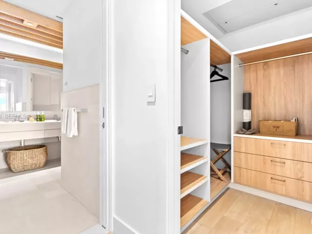 3-bedroom condo for sale in Miami Beach - 102 24th St PH-1703 - MondialRealty