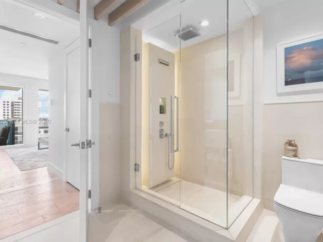 3-bedroom condo for sale in Miami Beach - 102 24th St PH-1703 - MondialRealty