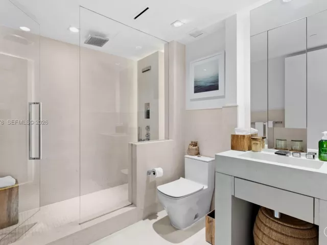 3-bedroom condo for sale in Miami Beach - 102 24th St PH-1703 - MondialRealty