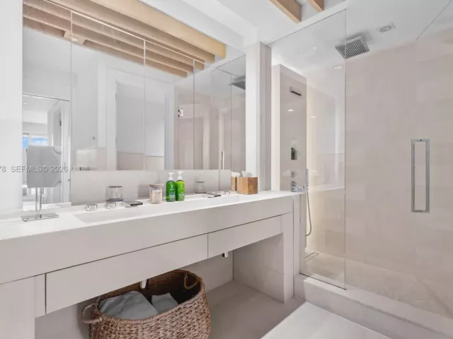 3-bedroom condo for sale in Miami Beach - 102 24th St PH-1703 - MondialRealty