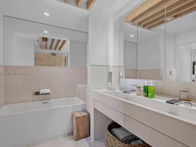 3-bedroom condo for sale in Miami Beach - 102 24th St PH-1703 - MondialRealty