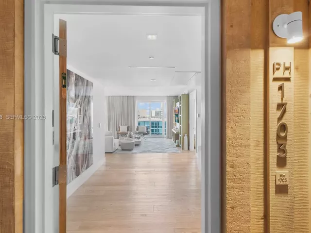 3-bedroom condo for sale in Miami Beach - 102 24th St PH-1703 - MondialRealty