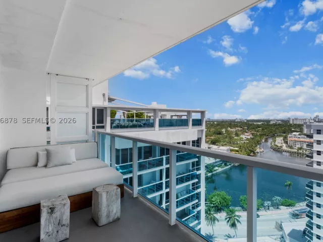 3-bedroom condo for sale in Miami Beach - 102 24th St PH-1703 - MondialRealty
