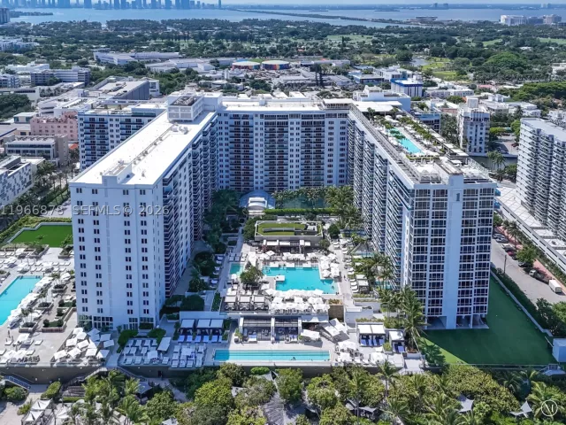 3-bedroom condo for sale in Miami Beach - 102 24th St PH-1703 - MondialRealty