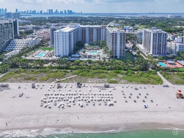 3-bedroom condo for sale in Miami Beach - 102 24th St PH-1703 - MondialRealty