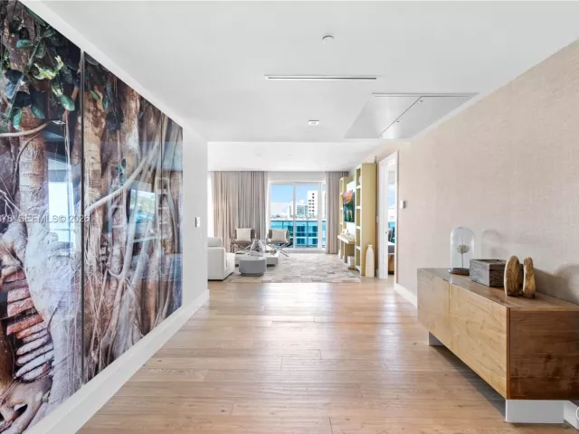 3-bedroom condo for sale in Miami Beach - 102 24th St PH-1703 - MondialRealty