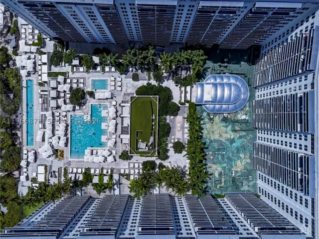 3-bedroom condo for sale in Miami Beach - 102 24th St PH-1703 - MondialRealty