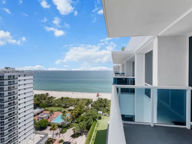 3-bedroom condo for sale in Miami Beach - 102 24th St PH-1703 - MondialRealty