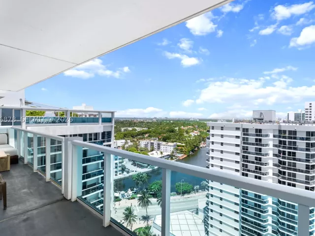 3-bedroom condo for sale in Miami Beach - 102 24th St PH-1703 - MondialRealty