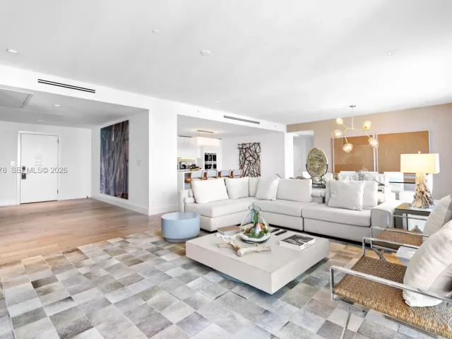3-bedroom condo for sale in Miami Beach - 102 24th St PH-1703 - MondialRealty