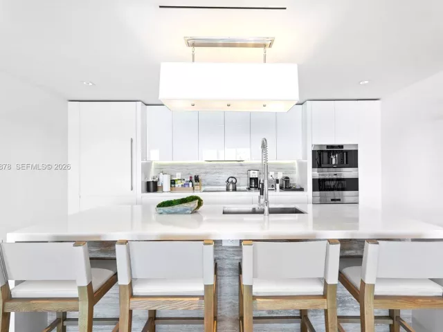 3-bedroom condo for sale in Miami Beach - 102 24th St PH-1703 - MondialRealty