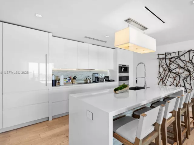 3-bedroom condo for sale in Miami Beach - 102 24th St PH-1703 - MondialRealty