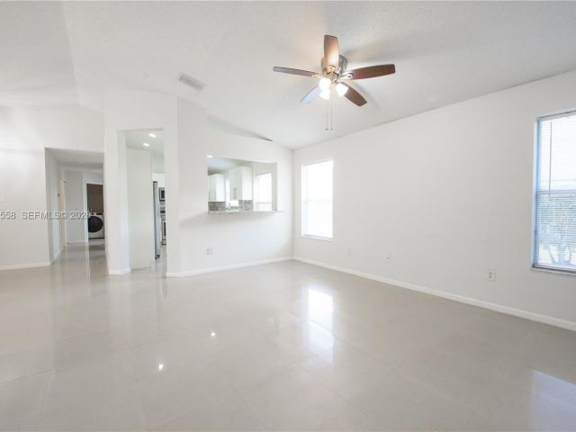 3-bedroom home for sale in Homestead - 452 SE 20th Dr - MondialRealty