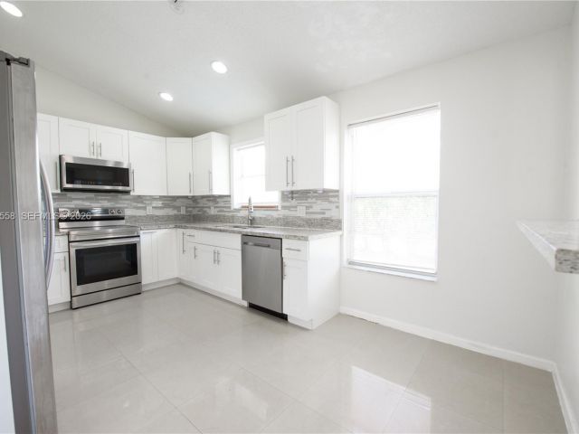 3-bedroom home for sale in Homestead - 452 SE 20th Dr - MondialRealty