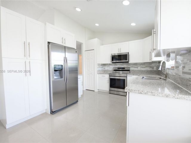 3-bedroom home for sale in Homestead - 452 SE 20th Dr - MondialRealty