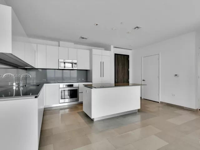 2-bedroom condo for sale in Miami - 68 SE 6th St 4110 - MondialRealty