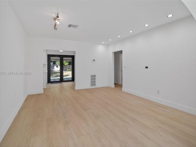 Home for sale at 1113 N Victoria Park Rd - photo 7483414