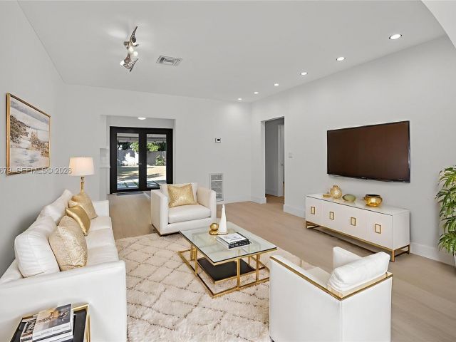 Home for sale at 1113 N Victoria Park Rd - photo 7483415