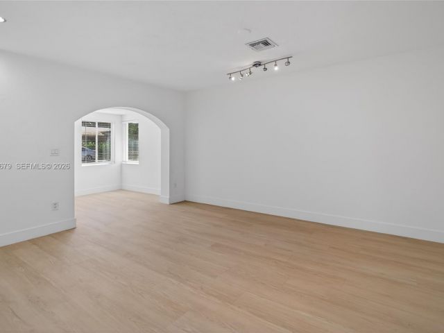 Home for sale at 1113 N Victoria Park Rd - photo 7483417