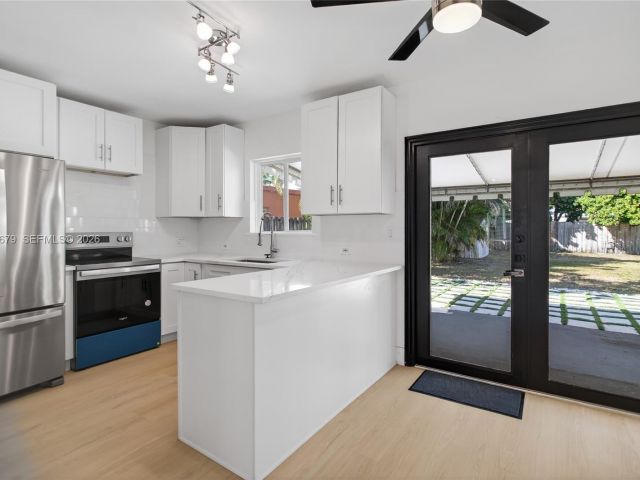 Home for sale at 1113 N Victoria Park Rd - photo 7483424