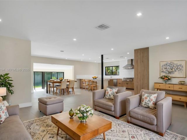 Home for rent at 910 W 47th Ct - photo 7525436