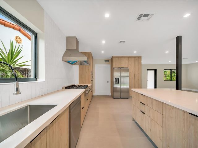 Home for rent at 910 W 47th Ct - photo 7525437