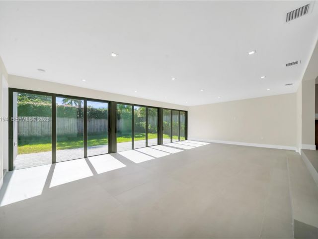 Home for rent at 910 W 47th Ct - photo 7525438