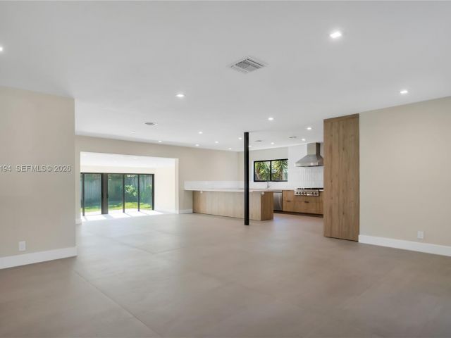 Home for rent at 910 W 47th Ct - photo 7525439