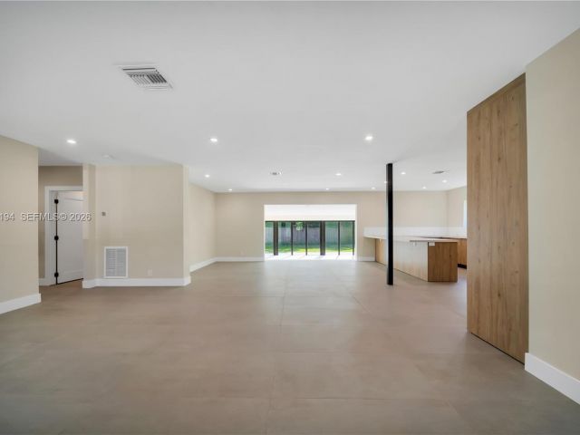 Home for rent at 910 W 47th Ct - photo 7525440