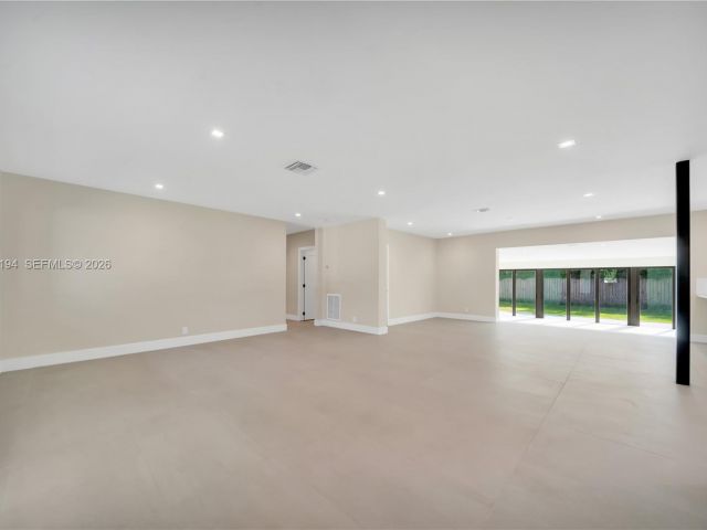 Home for rent at 910 W 47th Ct - photo 7525441