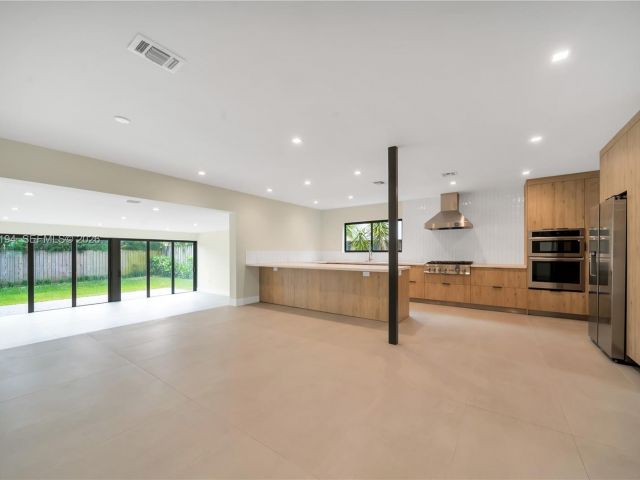 Home for rent at 910 W 47th Ct - photo 7525442