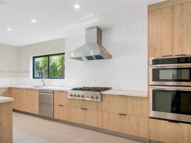 Home for rent at 910 W 47th Ct - photo 7525443