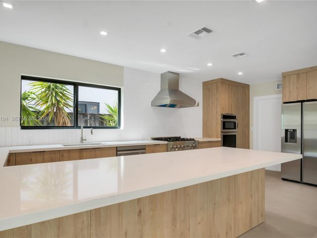 Home for rent at 910 W 47th Ct - photo 7525444