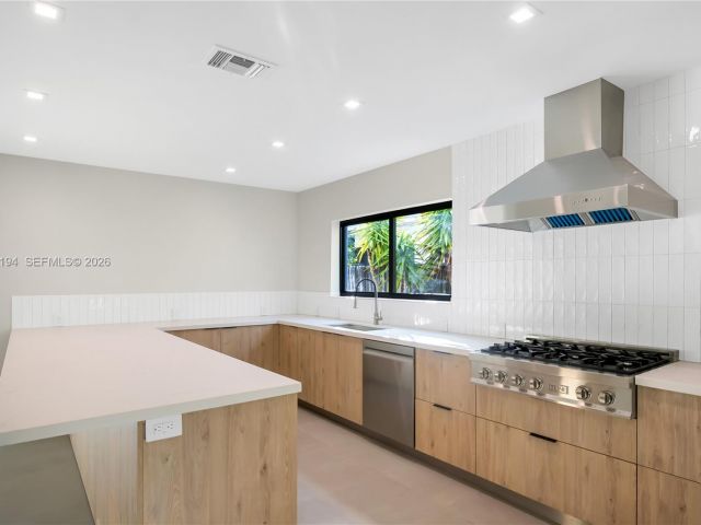 Home for rent at 910 W 47th Ct - photo 7525445