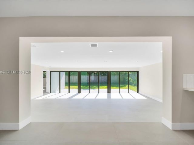 Home for rent at 910 W 47th Ct - photo 7525446