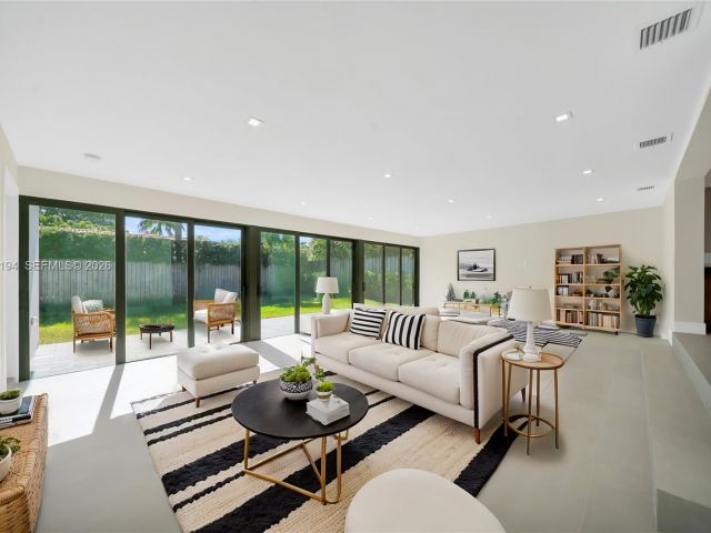 Home for rent at 910 W 47th Ct - photo 7525447