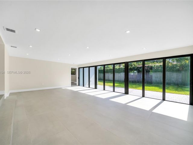 Home for rent at 910 W 47th Ct - photo 7525448