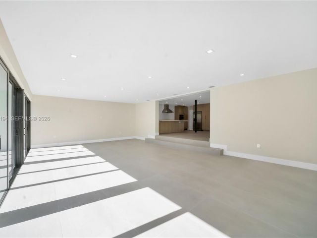 Home for rent at 910 W 47th Ct - photo 7525449