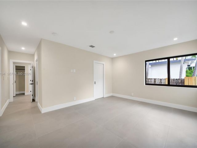 Home for rent at 910 W 47th Ct - photo 7525451