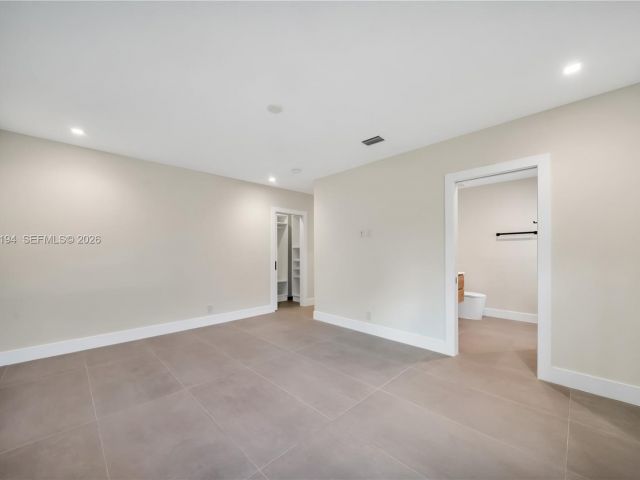 Home for rent at 910 W 47th Ct - photo 7525452