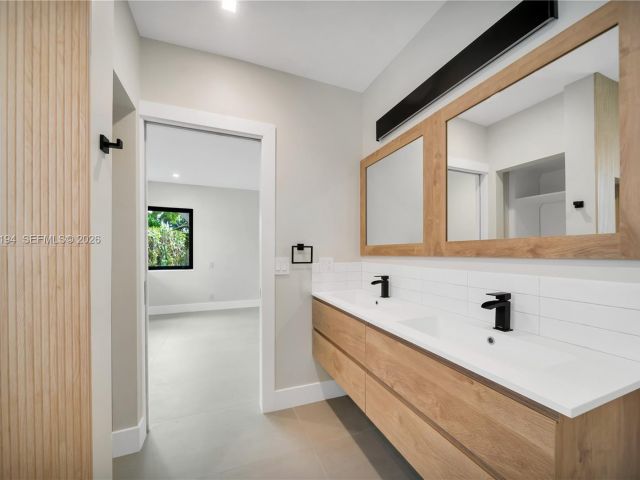 Home for rent at 910 W 47th Ct - photo 7525453