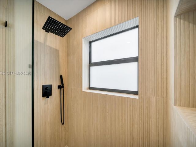 Home for rent at 910 W 47th Ct - photo 7525454