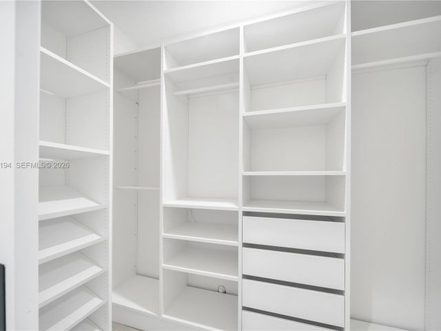 Home for rent at 910 W 47th Ct - photo 7525455