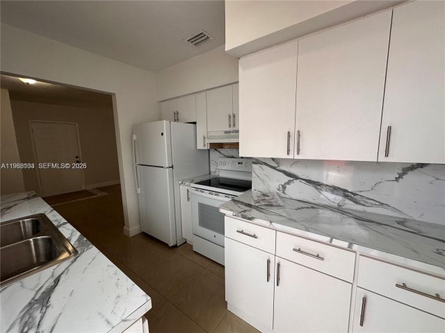 Home for rent at 150 NE 170th St 150 - photo 7481276