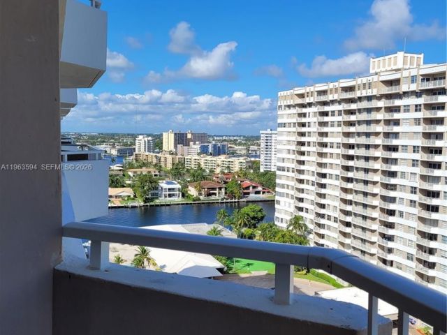 1-bedroom condo for sale in Hallandale Beach - 1985 S OCEAN DR 15M - MondialRealty