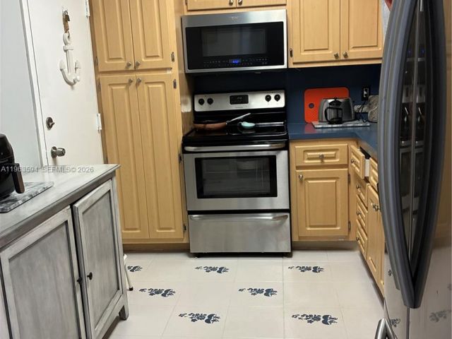 1-bedroom condo for sale in Hallandale Beach - 1985 S OCEAN DR 15M - MondialRealty